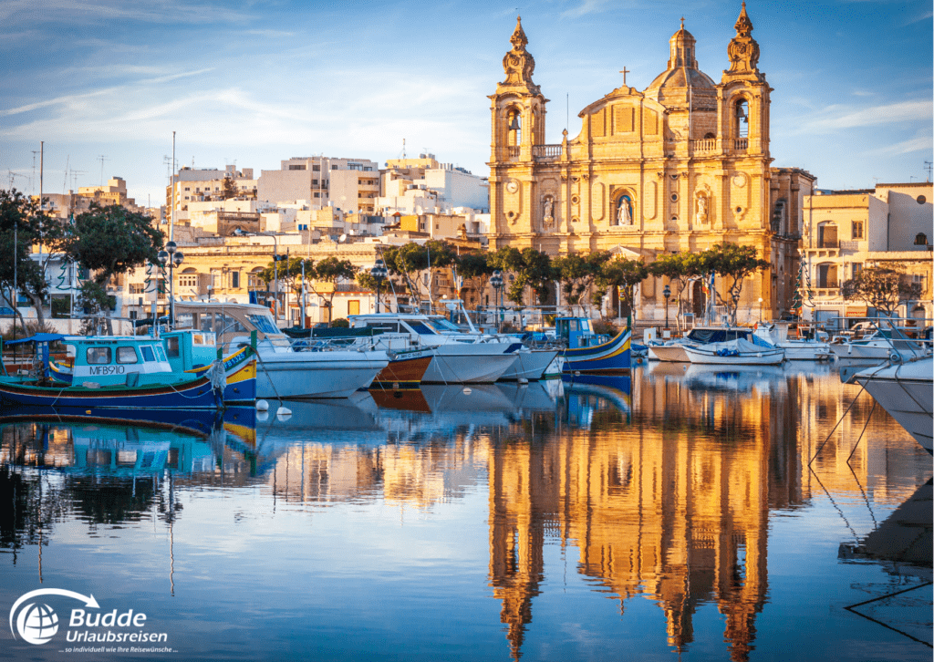 Sommernächte in Valletta, Kirche bei Sonnenuntergang, Urlaubsreise Malta, Reisebüro Bretzenheim