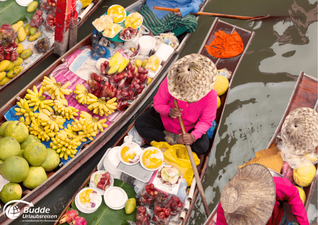 Die Khao San Road in Bangkok ist ein pulsierendes Zentrum des Lebens und ein Muss für alle, die das authentische Straßenleben Thailands während einer Urlaubsreise Thailand erleben wollen. Entdecken Sie dieses Viertel bei Ihrer Rundreise Thailand. Buchen Sie Ihre Reise im Reisebüro Bretzenheim bei Budde Urlaubsreisen.