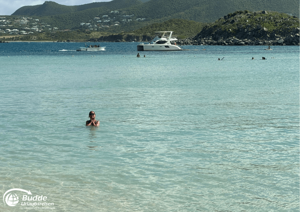 Pinel Island - Saint Martin: Frau badet im Meer