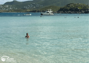 Pinel Island - Saint Martin: Frau badet im Meer