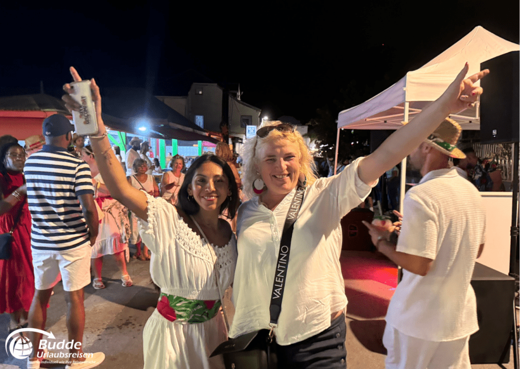 Reiseerfahrungen Saint Martin: Eine lebendige Straßenparty in Saint Martin, angeboten von Budde Urlaubsreisen.