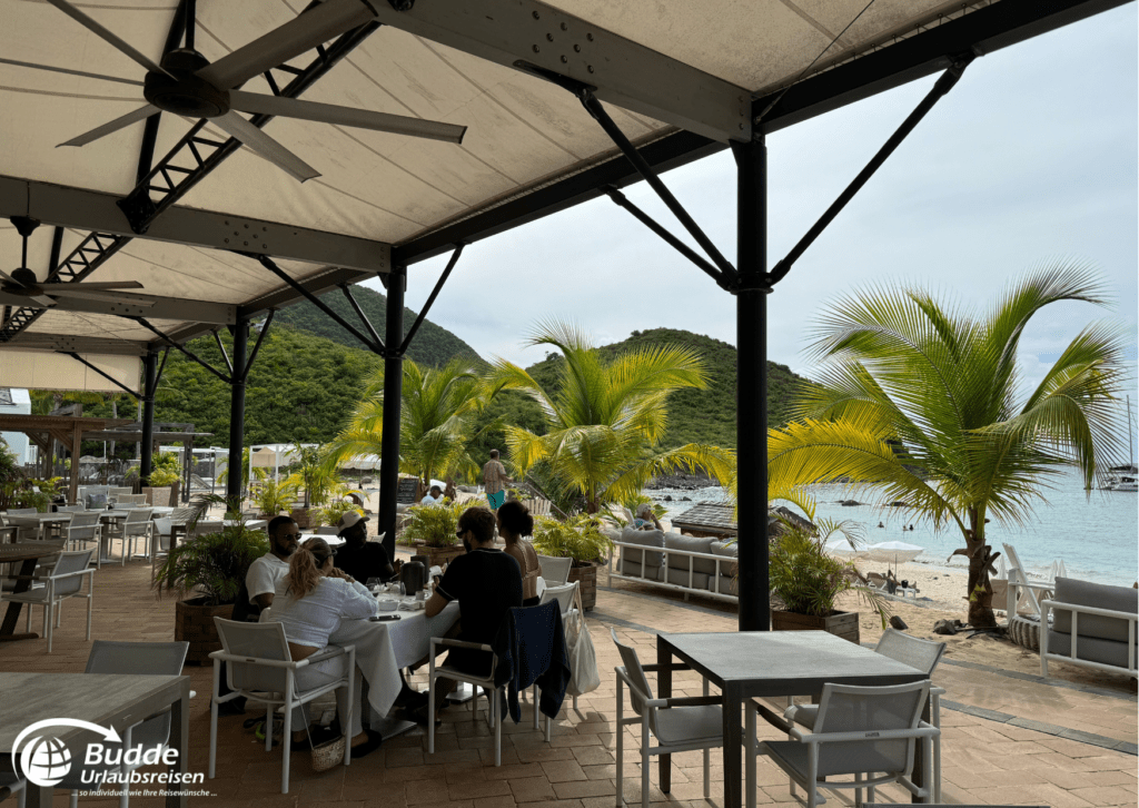 Ein offenes Restaurant mit Blick auf die Bucht am Anse Marcel Beach Hotel auf Saint Martin.