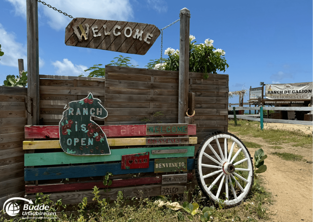 Ein bunter Willkommensschild an der Ranch Du Galion auf Saint Martin.