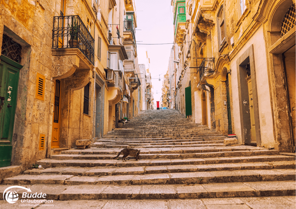 Sommernächte in Valletta, historische Treppen, Urlaubsreise Malta, Reisebüro Bretzenheim