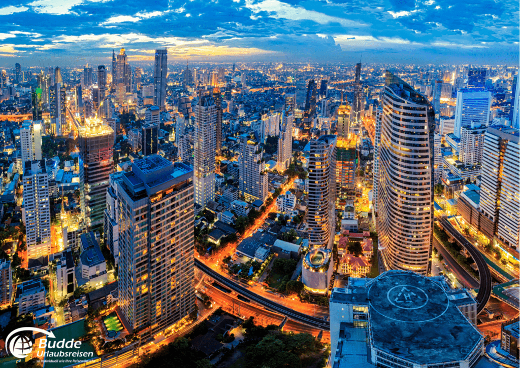 Die Skyline von Bangkok bei Sonnenuntergang, perfekt für eine Pauschalreise Thailand.