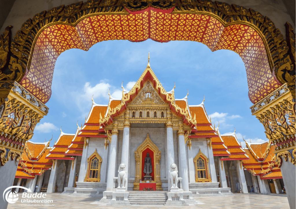 Der Marmortempel Wat Benchamabophit in Bangkok, ein kulturelles Highlight einer Rundreise Thailand.