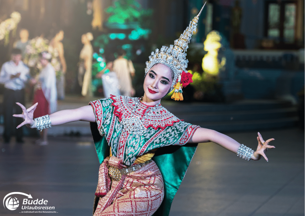 Traditionelle thailändische Tanzvorführung, ein kulturelles Erlebnis während einer Pauschalreise Thailand.