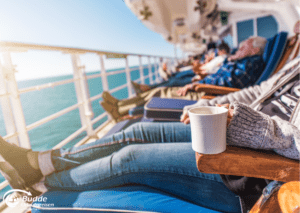 Entspannung auf dem Sonnendeck eines Kreuzfahrtschiffes - unvergessliche Reise