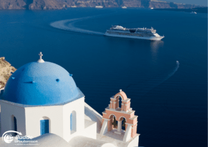 Kreuzfahrtschiff vor der Küste von Santorin - unvergessliche Reise