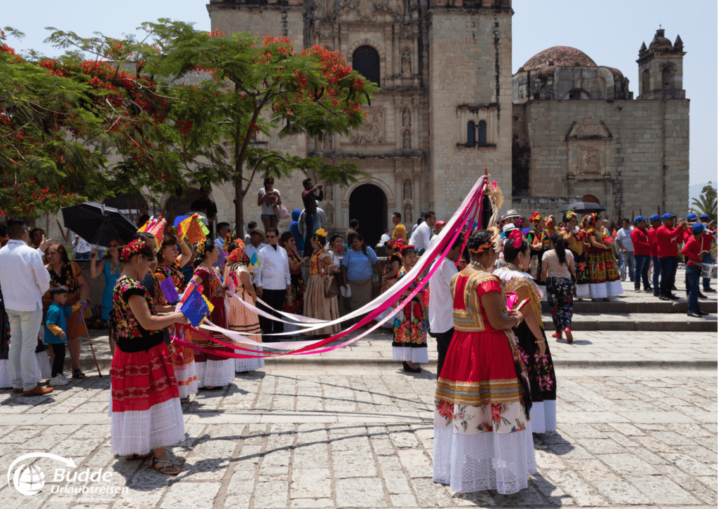 Urlaubsreisen fremde Kulturen und Menschen kennenlernen - Traditionelle Festlichkeiten auf einem Platz