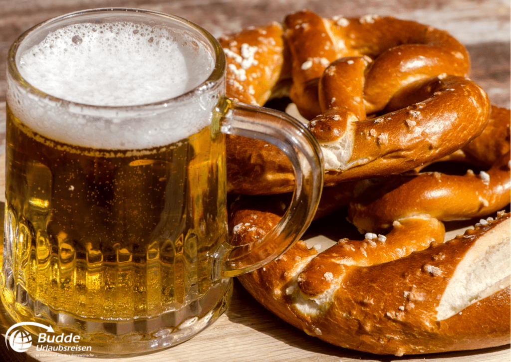 Urlaubsreisen fremde Kulturen und Menschen kennenlernen - Traditionelles Bier und Brezeln