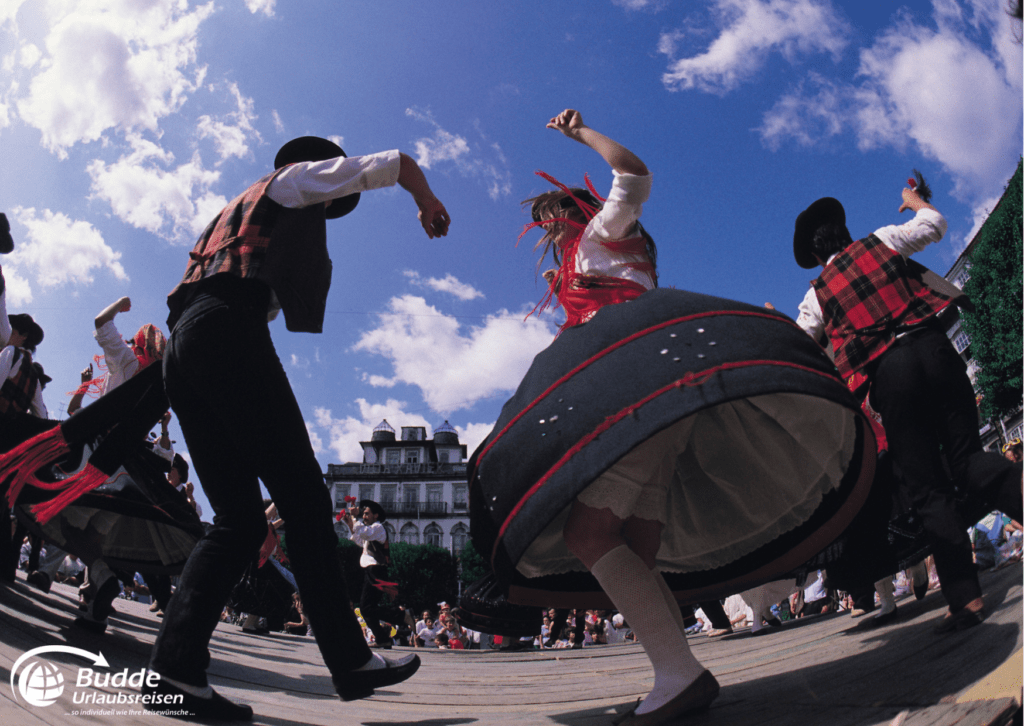 Urlaubsreisen fremde Kulturen und Menschen kennenlernen - Traditionelle Tänzer in farbenfrohen Trachten