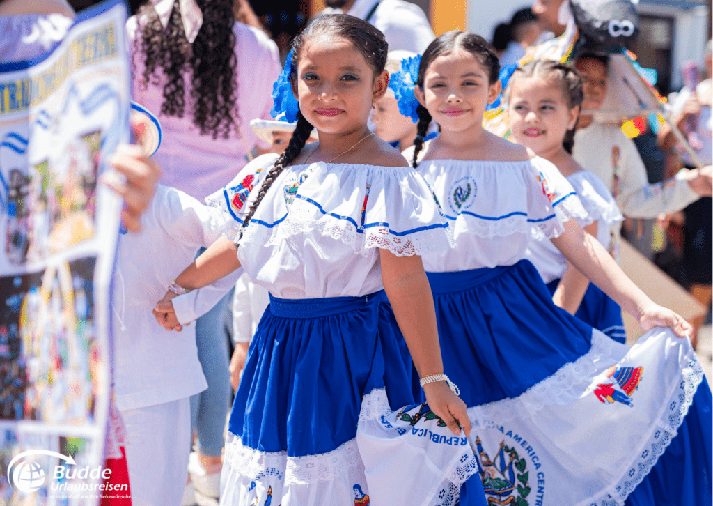 Urlaubsreisen fremde Kulturen und Menschen kennenlernen - Kinder in traditionellen Kleidern bei einer Parade