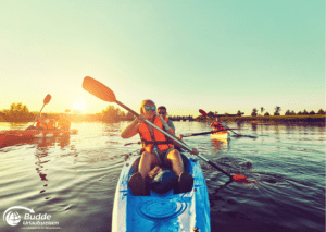 Warum uns Urlaub glücklich macht - Kanu fahren während der Urlaubsreisen