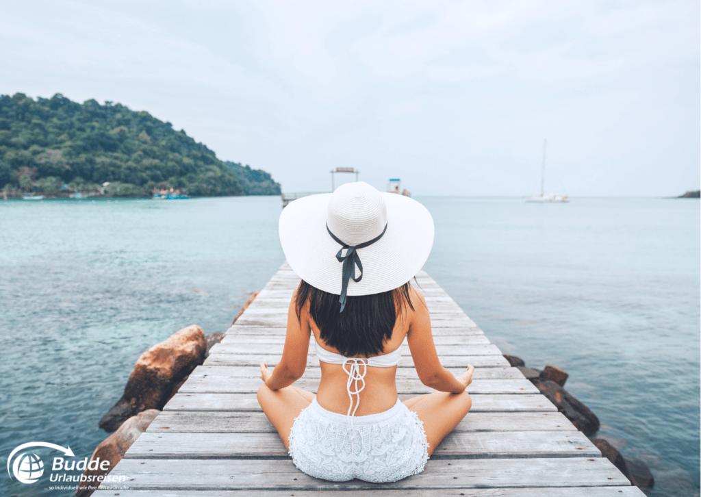 Warum uns Urlaub glücklich macht - Yoga am Meer