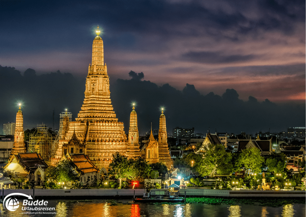 Wat Arun, Tempel der Morgenröte in Bangkok, eine Sehenswürdigkeit auf jeder Rundreise Thailand.