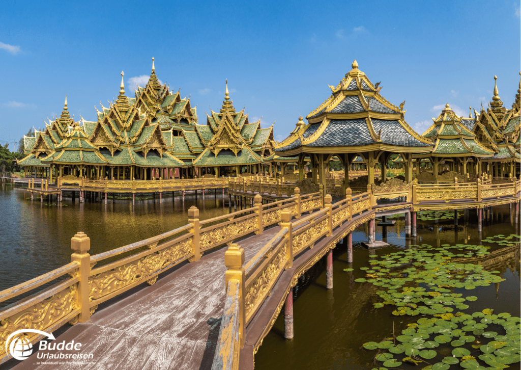 Antike Tempelstrukturen in Bangkok, Thailand, ein beliebtes Ziel für eine Urlaubsreise Thailand.