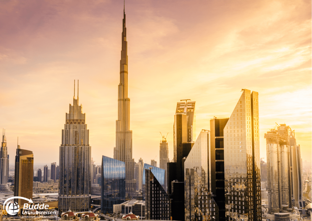 Skyline von Dubai bei Sonnenuntergang, ein beeindruckendes Reiseziel im Februar 2025 für Urlaubsreisen, buchbar im Reisebüro Bad Kreuznach