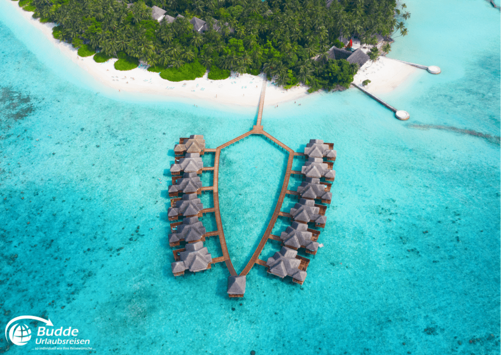 Luxuriöse Wasserbungalows auf den Malediven, ein erstklassiges Reiseziel für Urlaubsreisen im Februar 2025, buchbar im Reisebüro Bad Kreuznach