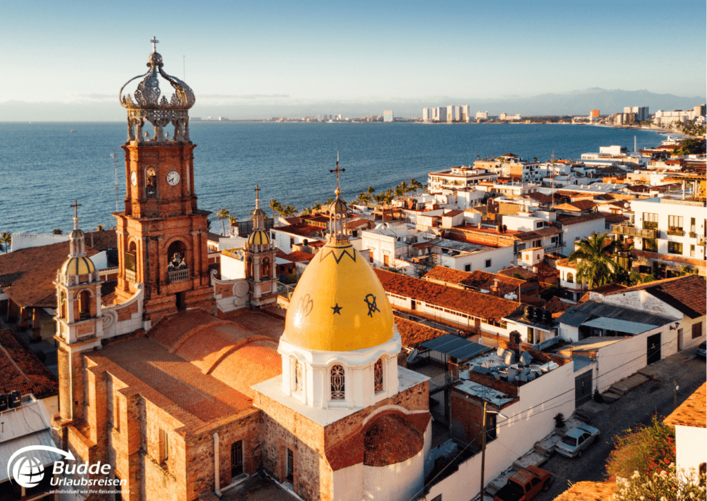 Reiseziele Februar 2025 - Kirche in Puerto Vallarta mit Blick auf den Pazifik