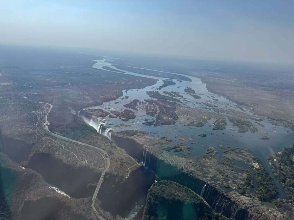 Helikopterflug Victoria Falls, Simbabwe – Luftaufnahme des Zambezi-Flusses und der Wasserfälle, Urlaubsreisen, Reisebüro Bad Kreuznach.