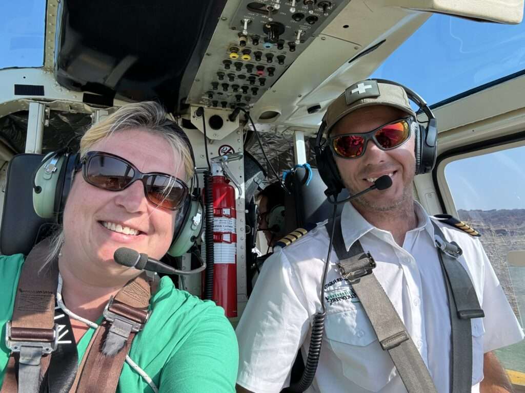 Helikopterflug Victoria Falls, Simbabwe – Passagier und Pilot im Cockpit, Reisebüro Bad Kreuznach, Urlaubsreisen.