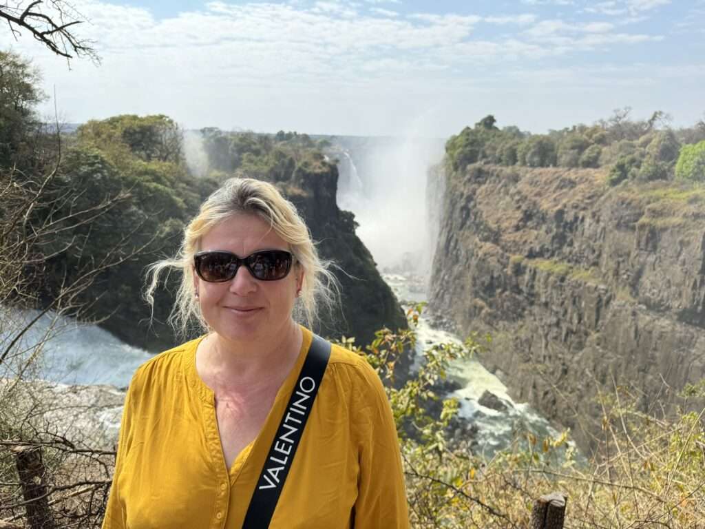 Anke Budde vor den Victoria Falls in Simbabwe, buchbar bei Budde Urlaubsreisen im Reisebüro Bad Kreuznach.