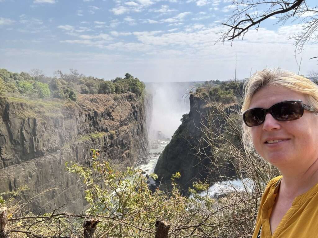 Anke Budde vor den Victoria Falls im Nationalpark Simbabwe