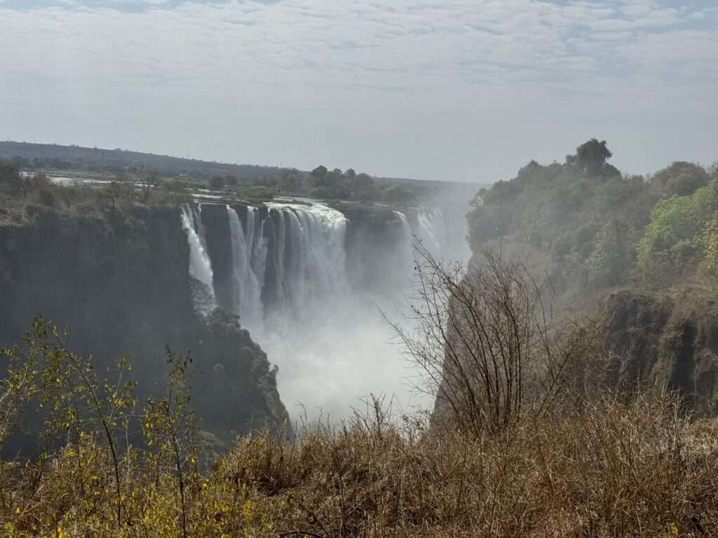 Spektakulärer Blick auf die Victoria Falls im Nationalpark, Simbabwe.