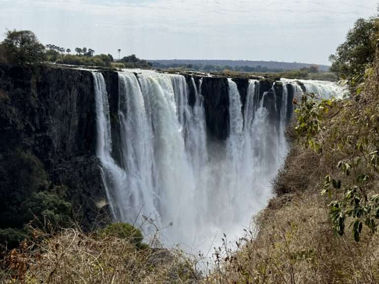 Atemberaubender Blick auf die Victoria Falls im Nationalpark Simbabwe