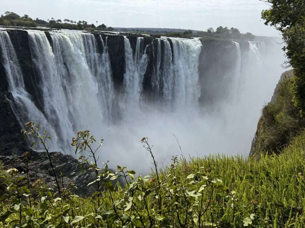 Nahaufnahme der tosenden Wassermassen der Victoria Falls in Simbabwe, buchbar als Teil einer Rundreise bei Budde Urlaubsreisen im Reisebüro Bad Kreuznach.