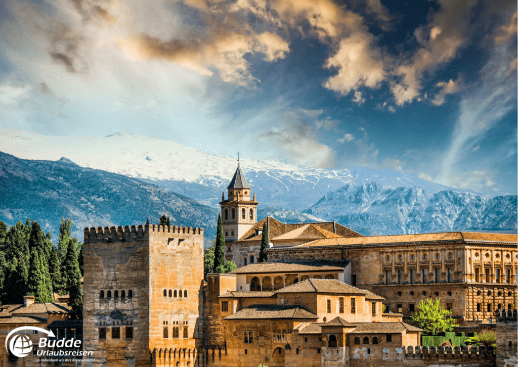 Alhambra in Granada mit schneebedeckten Bergen im Hintergrund - Reiseziele März 2025, Urlaubsreisen, Reisebüro Bad Kreuznach.