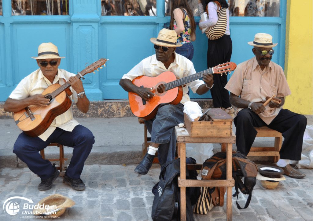 Straßenmusiker in Kuba spielen traditionelle kubanische Musik - Reiseziele März 2025, Urlaubsreisen, Reisebüro Bad Kreuznach.