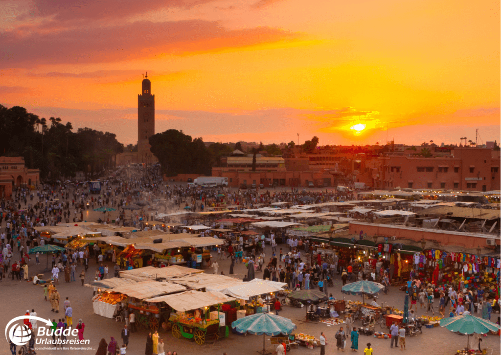 Sonnenuntergang über dem Djemaa el Fna in Marrakesch, Marokko - Reiseziele März 2025, Urlaubsreisen, Reisebüro Bad Kreuznach.