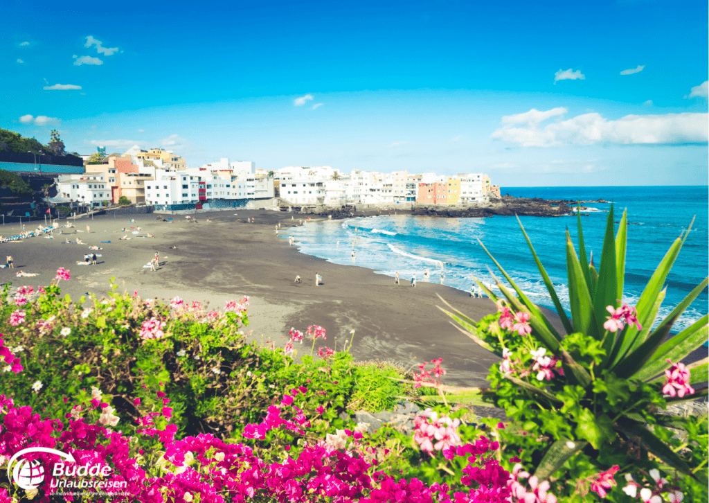 Strand auf Teneriffa mit bunten Häusern und schwarzem Sand - Reiseziele März 2025, Urlaubsreisen, Reisebüro Bad Kreuznach.