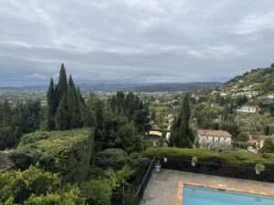 Blick auf die grüne Hügellandschaft bei Saint Paul de Vence – Ferienhaus Saint Paul de Vence, Urlaub Frankreich, Ferienwohnung Frankreich, Ferienhaus Nizza, Urlaub Côte d’Azur