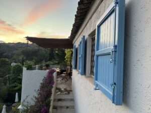 Außenansicht eines Ferienhauses mit blauen Fensterläden – Ferienhaus an der Côte d’Azur, Urlaub Frankreich, Ferienwohnung Frankreich, Ferienhaus Nizza, Urlaub Côte d’Azur