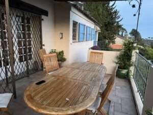 Außenbereich mit Holztisch und mediterraner Bepflanzung – Ferienhaus Saint Paul de Vence, Urlaub Frankreich, Ferienwohnung Frankreich, Ferienhaus Nizza, Urlaub Côte d’Azur