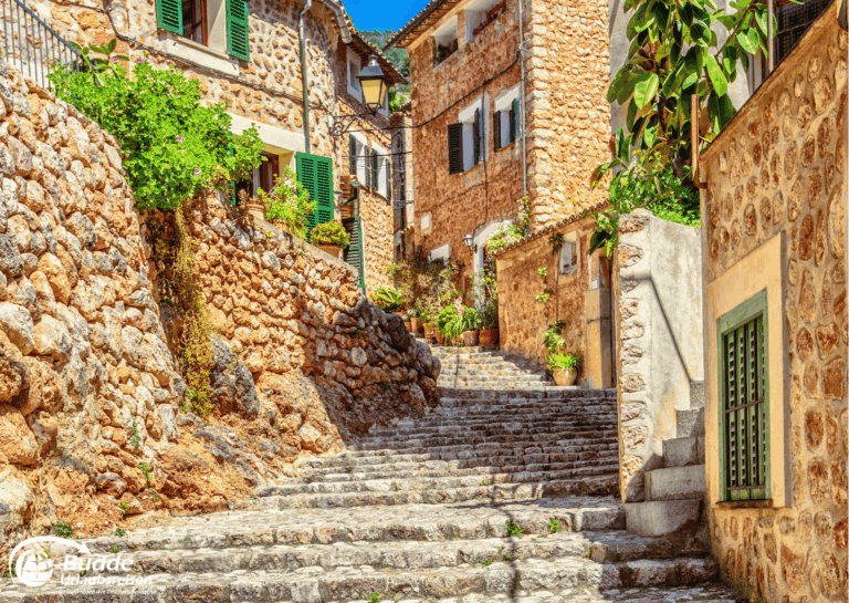 Romantische Steintreppen im Dorf Fornalutx nahe dem Hotel THB Maria Isabel auf Mallorca