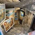 Urlaub Côte d’Azur planen – Künstlerische Galerie in einer alten Steingasse von Saint-Paul-de-Vence.