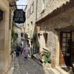 Reisebüro Frankreich Urlaub buchen – Spaziergang durch historische Gassen in Saint-Paul-de-Vence.