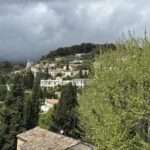 Reisebüro Frankreich Urlaub buchen – Blick auf die malerische Altstadt von Saint-Paul-de-Vence.