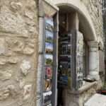 Urlaub Côte d’Azur planen – Typischer Postkartenstand in den Gassen von Saint-Paul-de-Vence