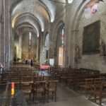 Kircheninneres der Kirche in Moustiers Sainte Marie beim Tagesausflug Canyon du Verdon