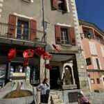 Historischer Dorfplatz mit Springbrunnen in Moustiers Sainte Marie beim Tagesausflug Canyon du Verdon