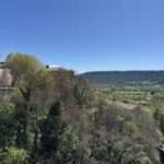 Blick auf die Landschaft bei Moustiers Sainte Marie während eines Trips zum Canyon du Verdon und Moustiers Sainte Marie