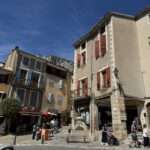 Charmantes Stadtbild von Moustiers Sainte Marie beim Tagesausflug Canyon du Verdon