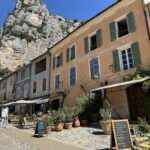 Typisches Straßencafé in Moustiers Sainte Marie beim Tagesausflug Canyon du Verdon erleben