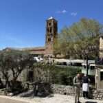 Trip zum Canyon du Verdon und Moustiers Sainte Marie – Platz mit Kirche und Café, Ferienhaus Nizza