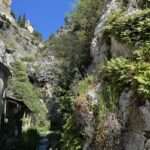Tagesausflug Canyon du Verdon – Blick auf die Kapelle hoch über dem Dorf, Urlaub Côte d’Azur